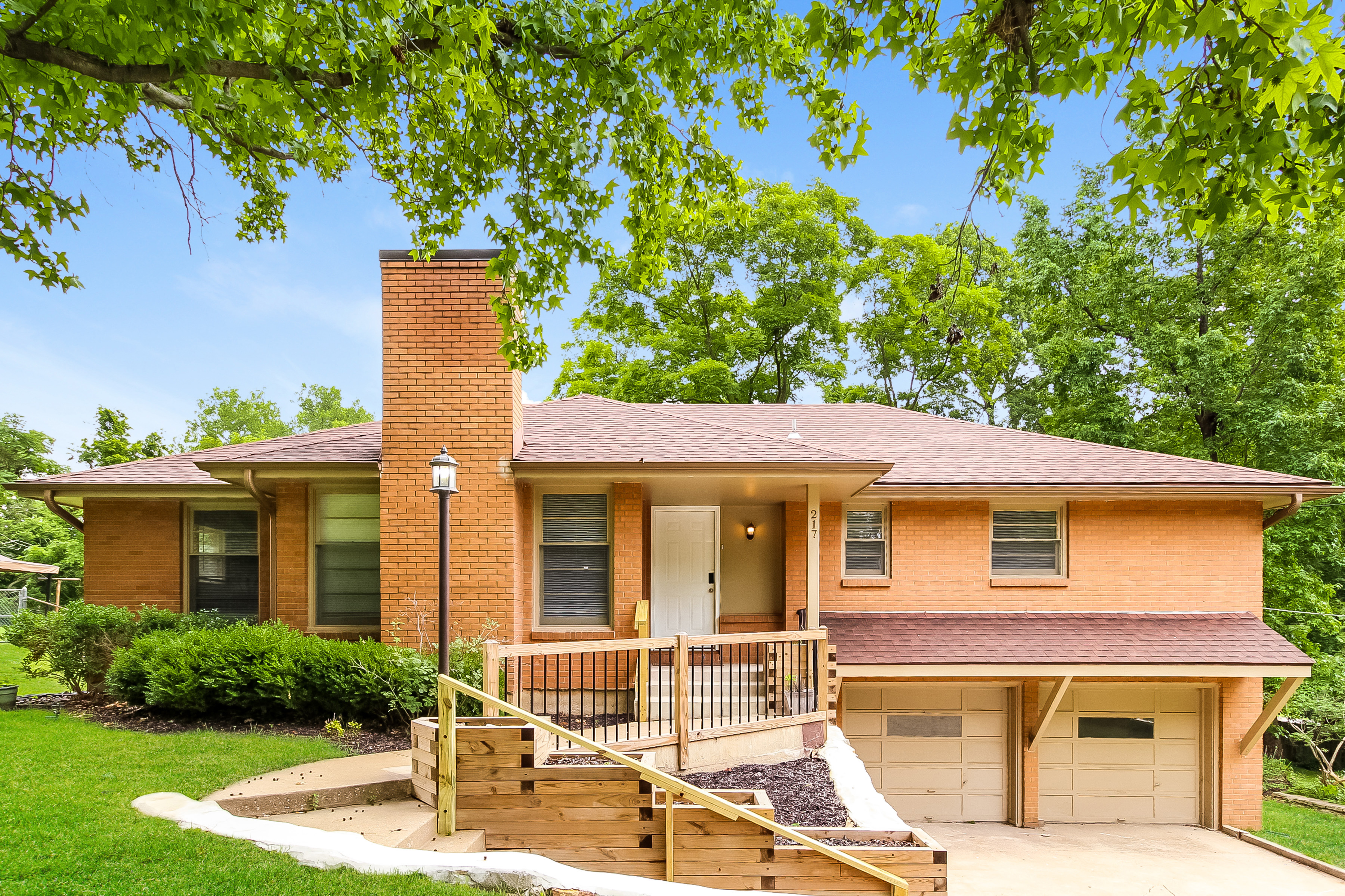 217 N EUGENE FIELD RD CLAYCOMO, MO 64119